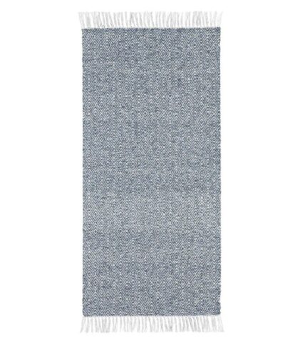 Niebieski dywan tarasowy z białymi frędzlami
