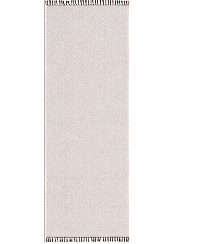 biały dywan zewnętrzny z czarnymi frędzlami