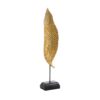Liść figurka dekoracyjna złota ma podłużny kształt i jest to elegancka ozdoba.