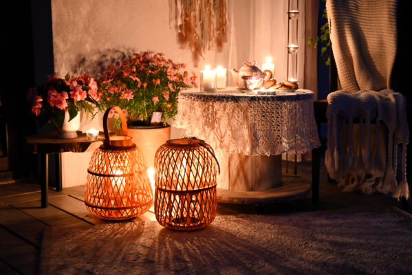 Lampion drewniany - modna dekoracja wnętrz, tarasów. Tworzy romantyczny klimat.