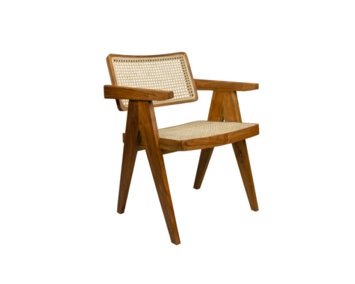 Krzesło z drewna tekowego z podłokietnikami wygodne i stylowe.