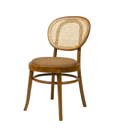 Krzesło rattanowe tapicerowane - wyposażenie do wnętrz boho i rustykalnych.