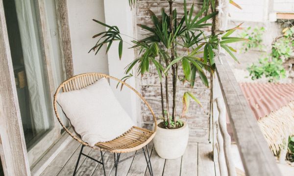 Urządzony balkon inspirowany stylem boho.