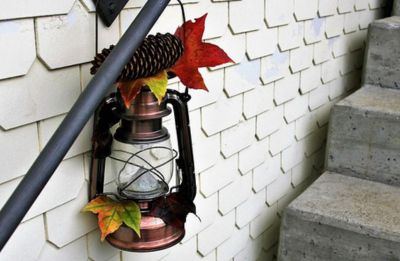 Subtelna dekoracja jesienna z użyciem czarnego lampionu.