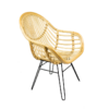 Krzesło rattanowe z metalowymi nogami to estetyczny mebel do ogrodu nawiązujący do natury.
