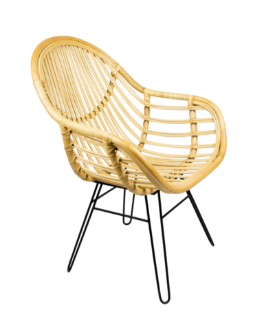Krzesło rattanowe z metalowymi nogami to estetyczny mebel do ogrodu nawiązujący do natury.