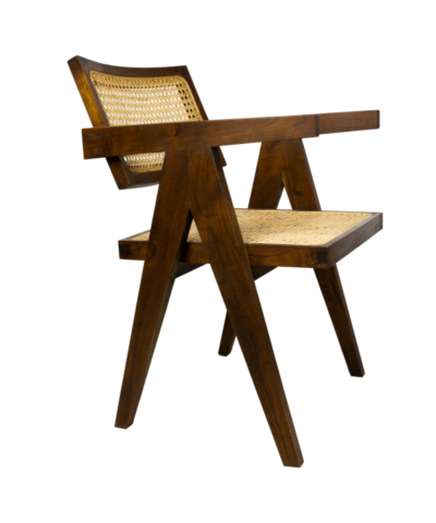 Krzesło z drewna tekowego i rattanu ciemne to eleganckie krzesło w stylu boho.