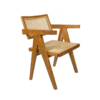 Krzesło z drewna tekowego i rattanu jasne to doskonały mebel do wnętrza boho.
