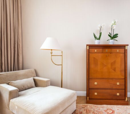 Złota lampa to idealny dodatek do stylu minimalistycznego.