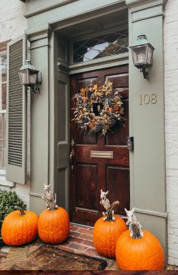 Wieniec na drzwiach wejściowych to oryginalna jesienna dekoracja.