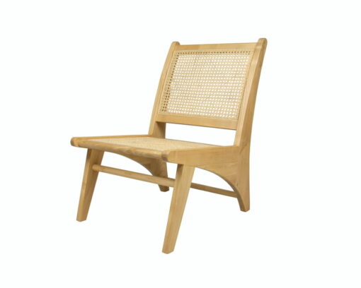 Fotel wypoczynkowy z drewna sungkai jest doskonałe do wnętrz organicznych.