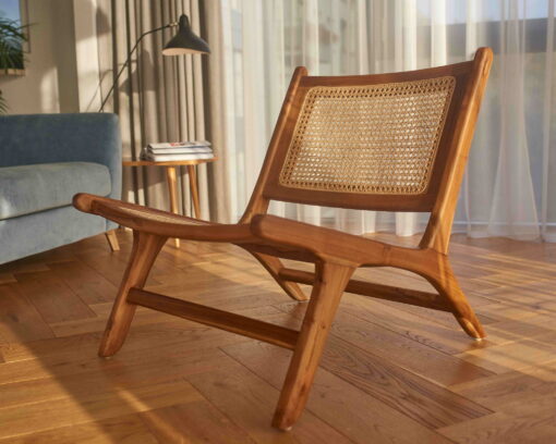 Fotel wypoczynkowy Catania z brązową ramą jest idealny do wypoczynku.