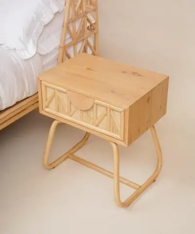 Szafka z rattanem z drewna sungkai to delikatny akcent do sypialni w stylu boho.