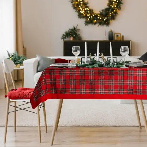 Obrus świąteczny w czerwoną kratę na wigilijny stół.