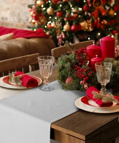 Bieżnik świąteczny biały to eleganckie nakrycie stołu na Wigilię.