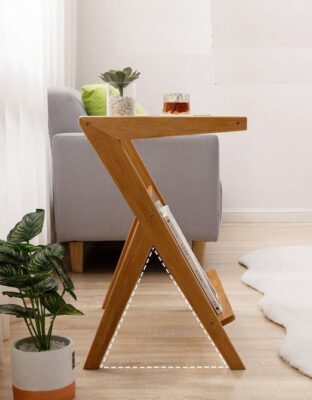 Stolik bambusowy z rattanową półką 55 cm w salonie obok kanapy to wygodny element wystroju