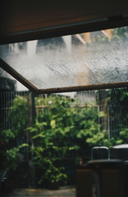 Jak osłonić taras od deszczu