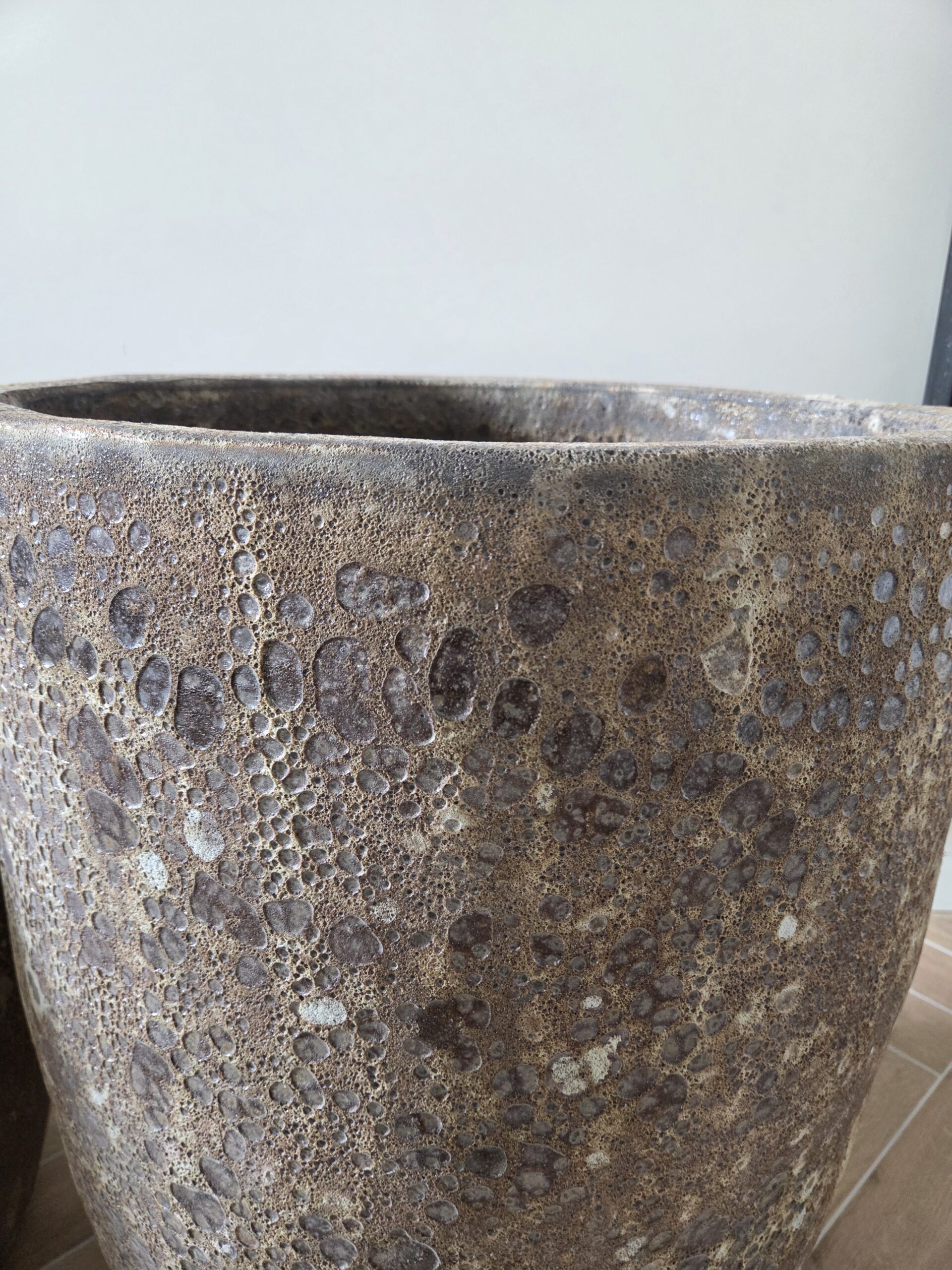 Wysoka donica ceramiczna ze strukturą, brązowa Atlantis - obrazek 5