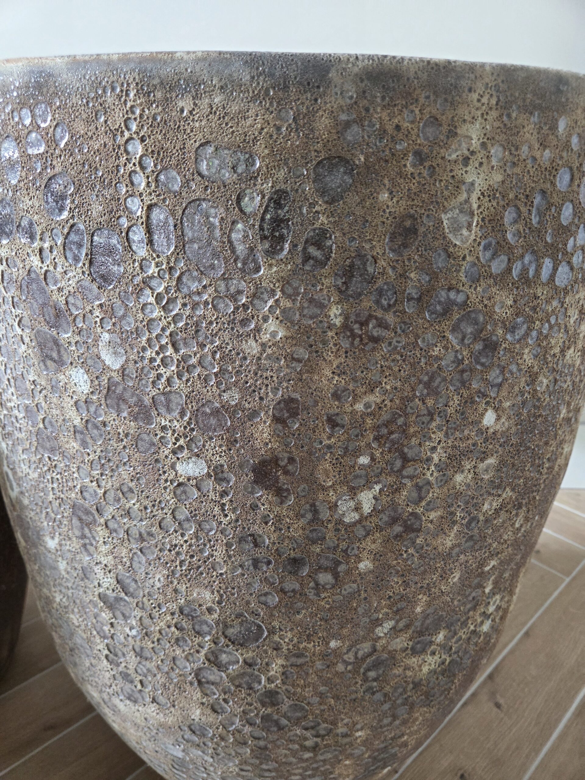 Wysoka donica ceramiczna ze strukturą, brązowa Atlantis - obrazek 6