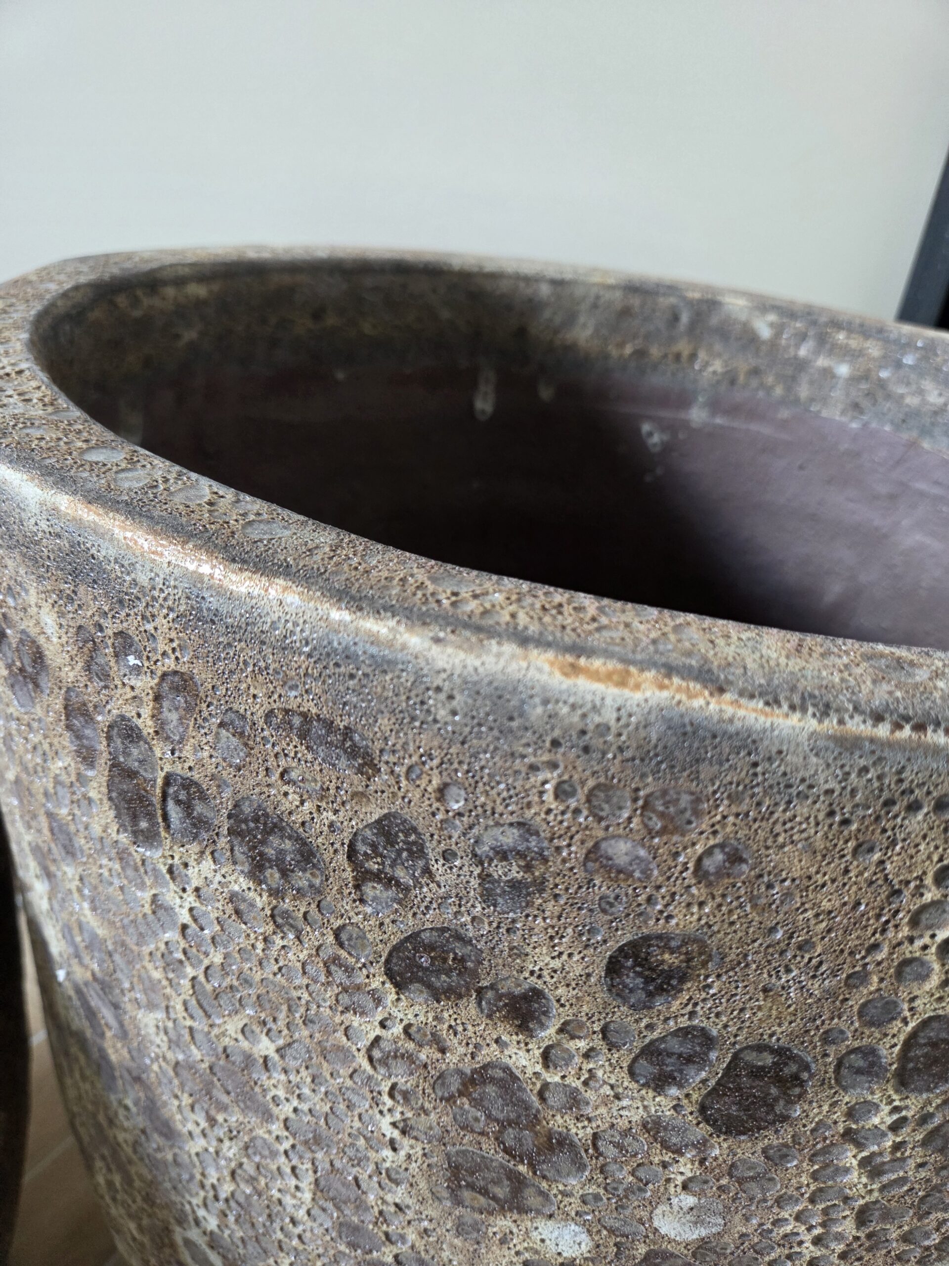 Wysoka donica ceramiczna ze strukturą, brązowa Atlantis - obrazek 7
