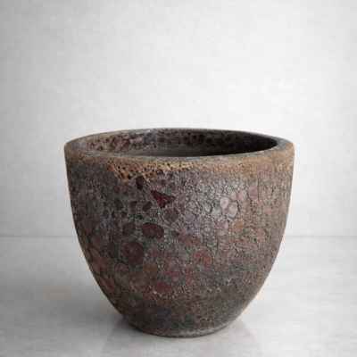 Brązowa doniczka ze strukturą, lawa, atlantis