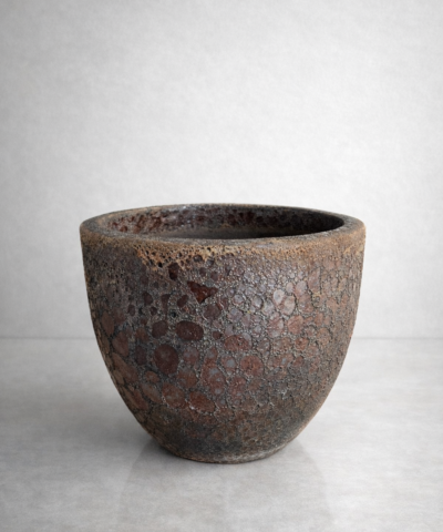 Brązowa doniczka ze strukturą, lawa, atlantis