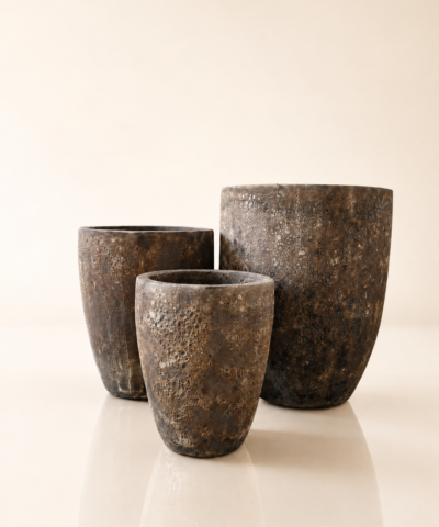 Atlantis- wysoka donica ceramiczna ze strukturą, brązowa